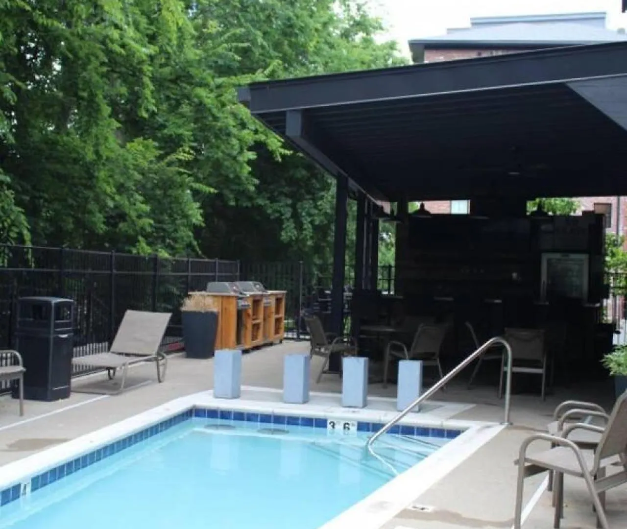 Amazing Amenities And Location - 1 Bedroom Condo Nashville 0*,